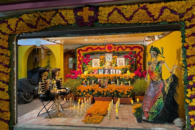 5 Hours Guided Day of The Dead Evening Walking Tour in Oaxaca - Meeting at Plaza Cruz de Piedra and the Pace You Should Plan