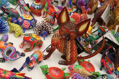 Essence Zapoteca Monte Albán, Barro Negro and Alebrijes for a day. - San Antonio Arrazola: alebrijes and tonas at Ángelico Jiménez’s workshop