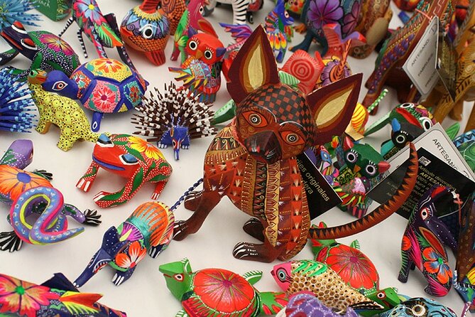 Essence Zapoteca Monte Albán, Barro Negro and Alebrijes for a day. - San Antonio Arrazola: alebrijes and tonas at Ángelico Jiménez’s workshop