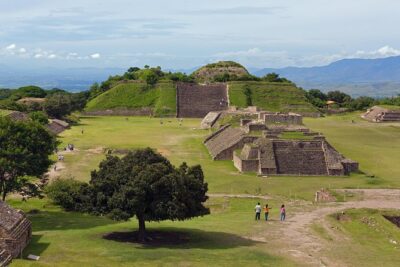 Half day tour to Monte Albán - Morning pickup and the ride up to the UNESCO plateau