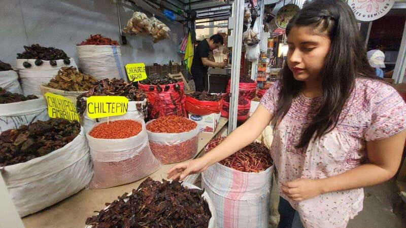 Mexico: Salsa Making Class in a Market with a Chef - The tasting moment: learn by comparing five finished salsas