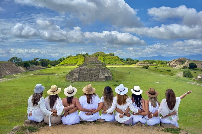 Monte Alban Chesillo and handicrafts alebrijes and black mud - Key highlights