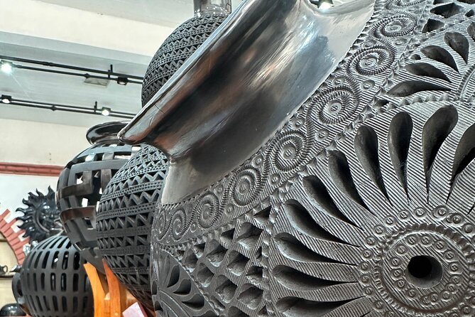 Monte Alban Chesillo and handicrafts alebrijes and black mud - San Bartolo Coyotepec and black mud: quartz burnishing without paint