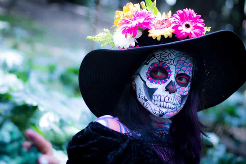 Oaxaca: Day of the Dead Evening Walking Tour with Dinner - Dia de Muertos in Oaxaca, explained on foot