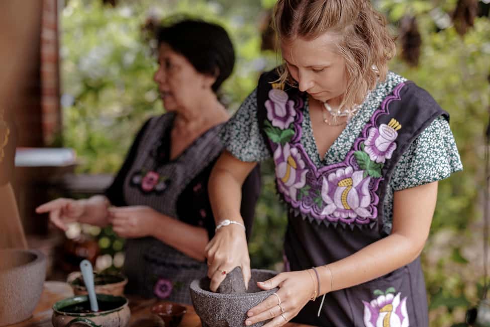 Oaxaca de Juarez: Traditional Oaxacan Cooking Class - Mole day: cutting, grinding sauces, and the seven-mole tradition