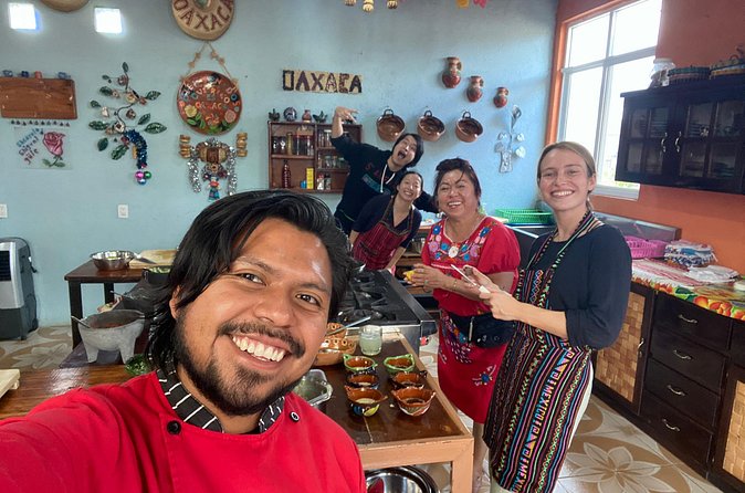 Que rico es oaxaca, Cooking Classes. - Starter options: memelas or taquitos plus two salsas