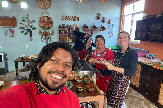 Que rico es oaxaca, Cooking Classes. - Choosing the menu together before you hit the market