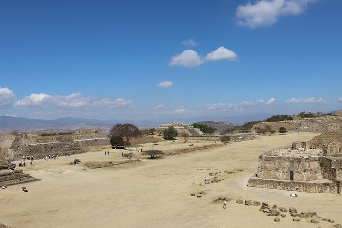 Tour Monte Albán "clasico" - The drive in comfort, and the reality check on bumpy roads